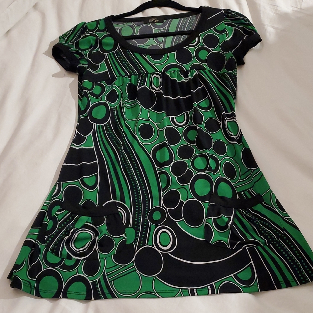 Like NEW! Super Cute! Green and Black Patterned Stretchy Top